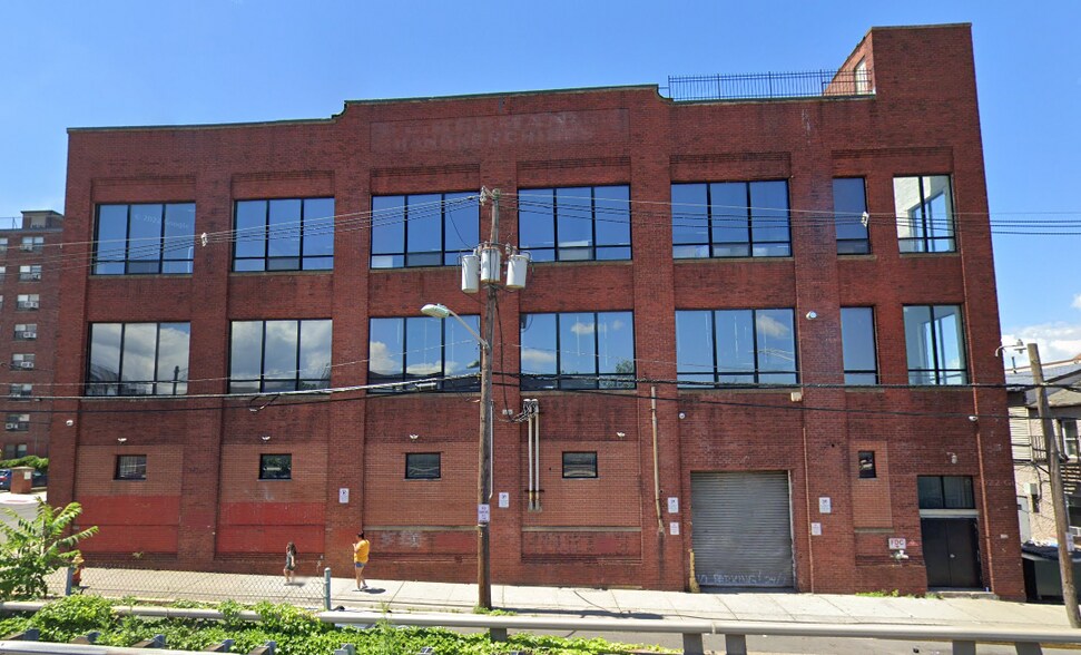 More Photos Of 2 Aspen Pl, Passaic Showroom For Lease