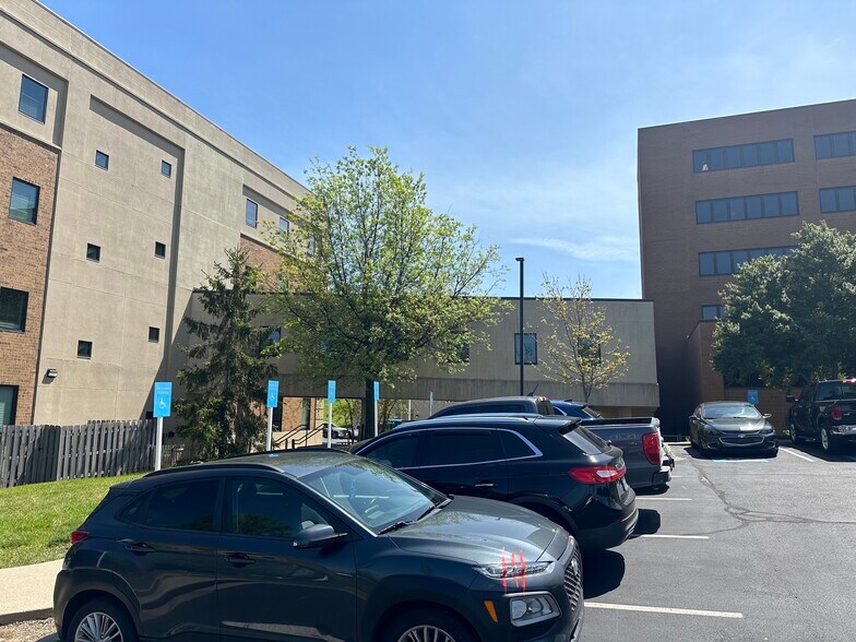 More Photos Of 160 N Eagle Creek Dr, Lexington Medical For Lease