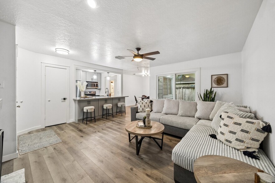 More Photos Of 10826 Lynbrook Dr, Houston Apartments For Sale