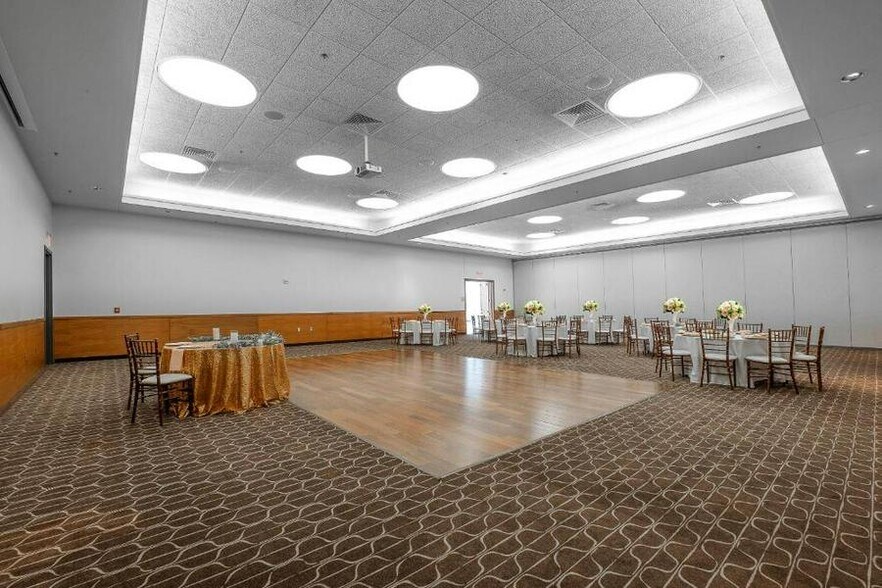 More Photos Of 101 E Adams St, Springfield Hotel For Sale