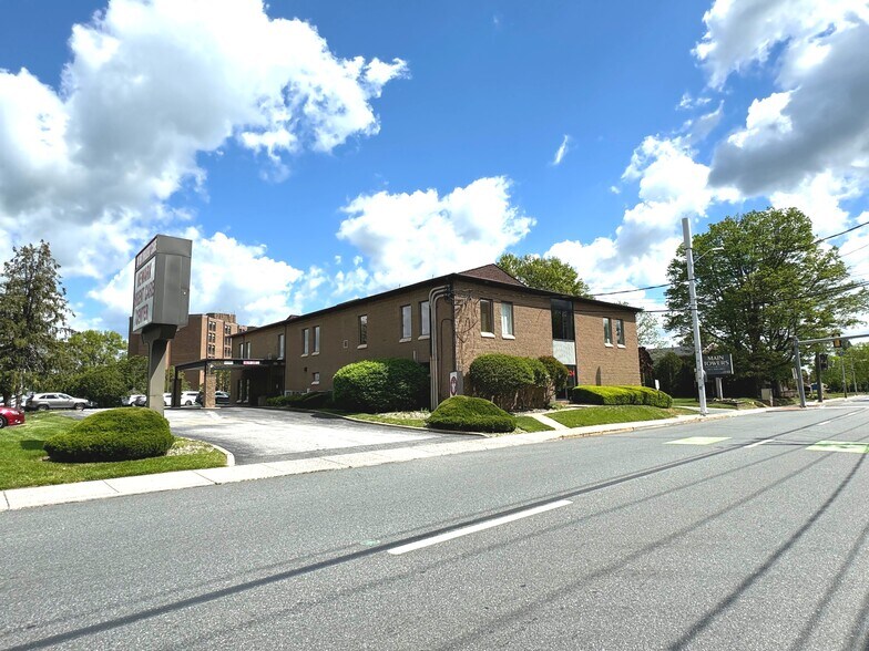 Primary Photo Of 324 E Main St, Newark Medical For Lease