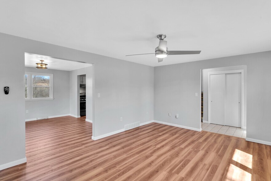 More Photos Of 1060 Pittsburgh Rd, Valencia Office Residential For Sale