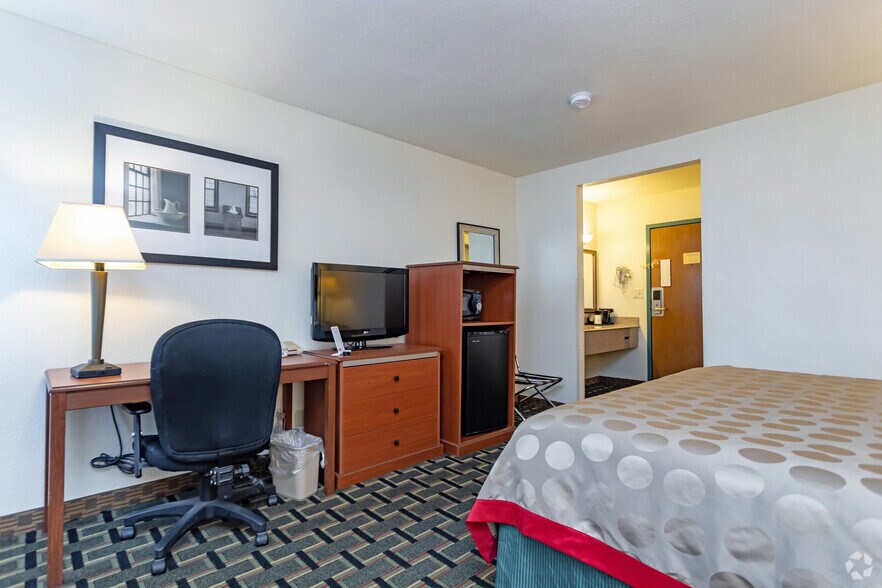 More Photos Of 5100 Hickory Point Frontage Rd, Decatur Hotel For Sale