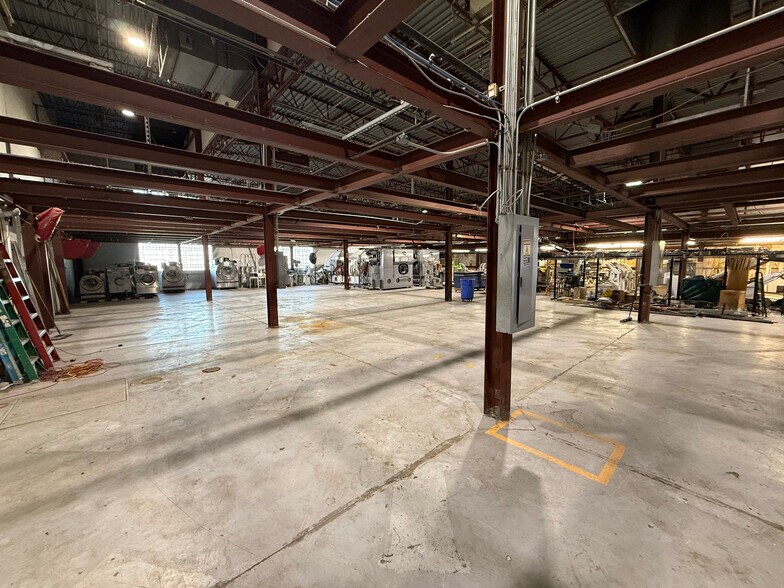 More Photos Of 2016 Madison Rd, Cincinnati Storefront Retail Office For Lease