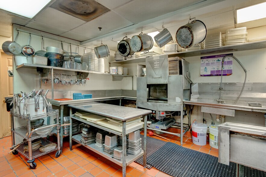 More Photos Of 1702 Park Hill Dr, Gainesville Restaurant For Sale