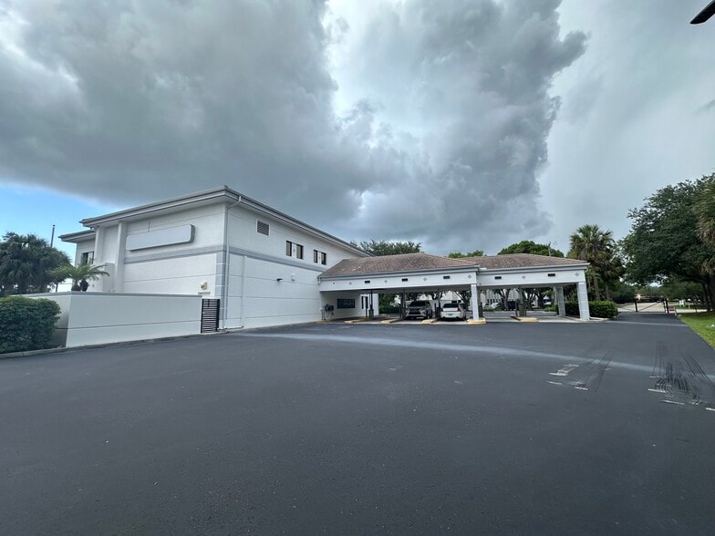 More Photos Of 4025 Radio Rd, Naples Office For Lease