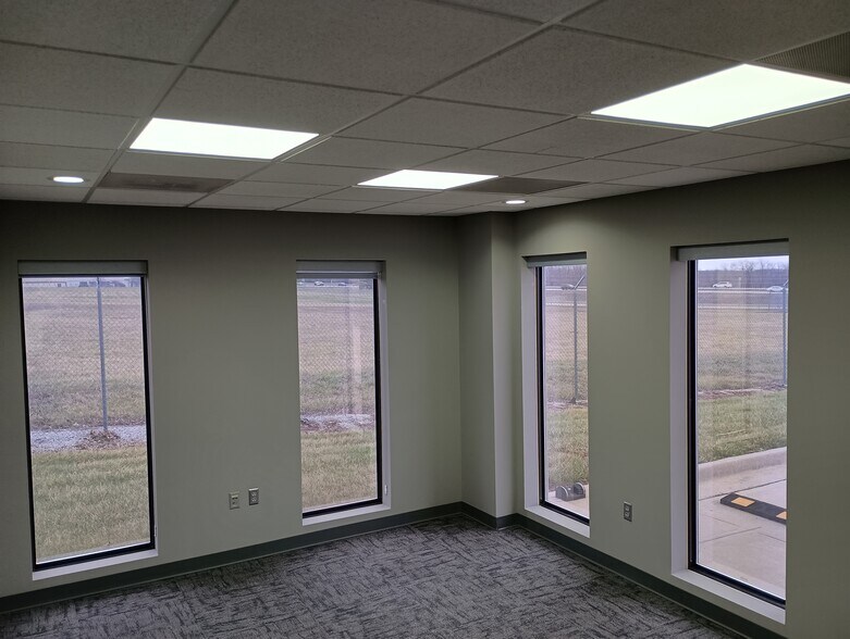 More Photos Of 2330 NE Independence Ave, Lee's Summit Warehouse For Sale