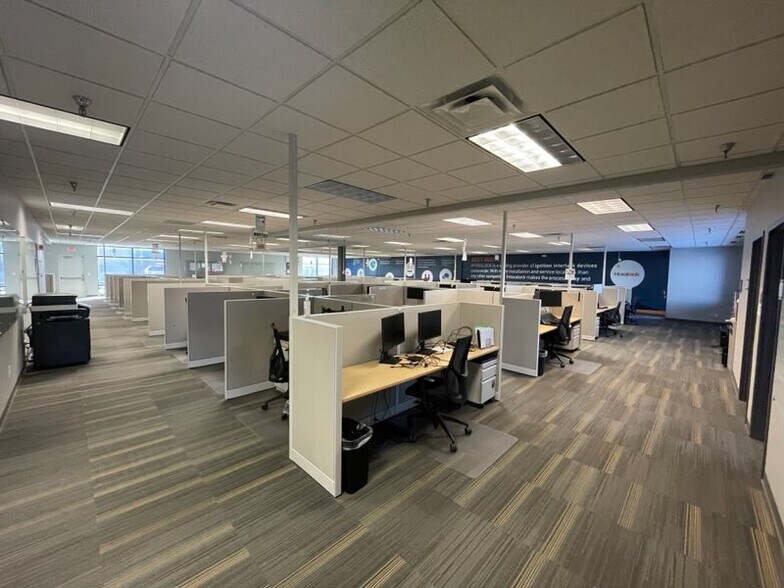 More Photos Of 11001-11071 Aurora Ave, Urbandale Flex For Lease