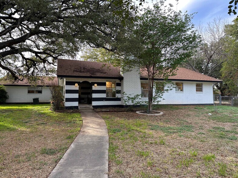 More Photos Of 318 N Main St, Salado Freestanding For Sale