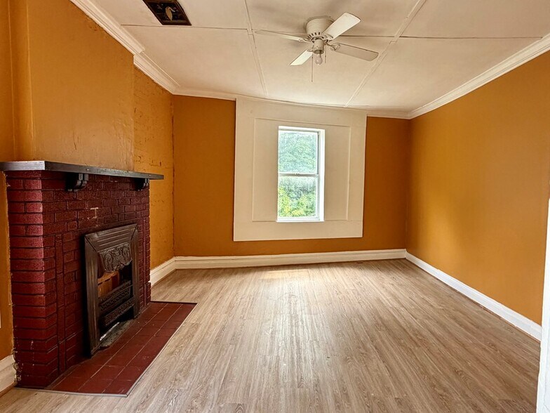 More Photos Of 484 Route 302, West Van Lear Specialty For Sale