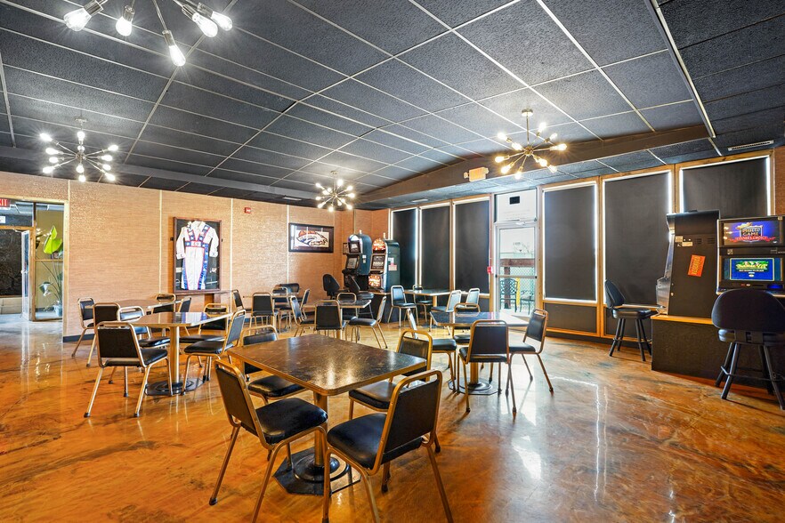 More Photos Of 801 N Fee St, Helena Bar For Sale