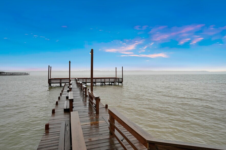 More Photos Of 371 Navaho Trl, Onalaska Restaurant For Sale