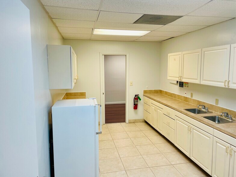 More Photos Of 2201 NE 52nd St, Lighthouse Point Medical For Sale