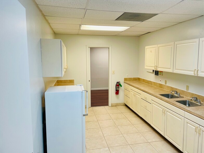 More Photos Of 2201 NE 52nd St, Lighthouse Point Medical For Sale