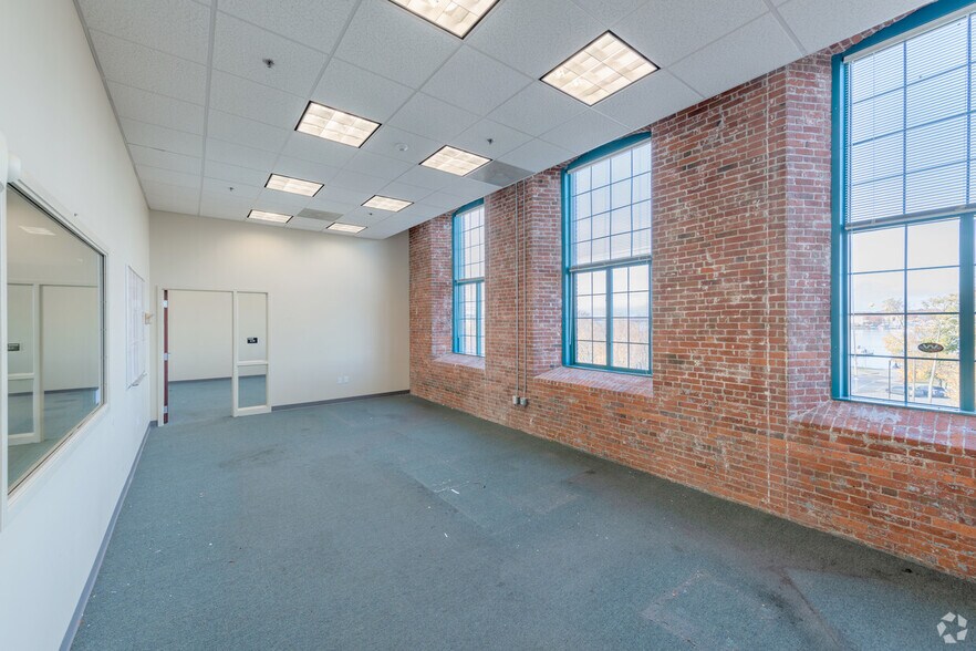 More Photos Of 1082 Davol St, Fall River Apartments For Lease