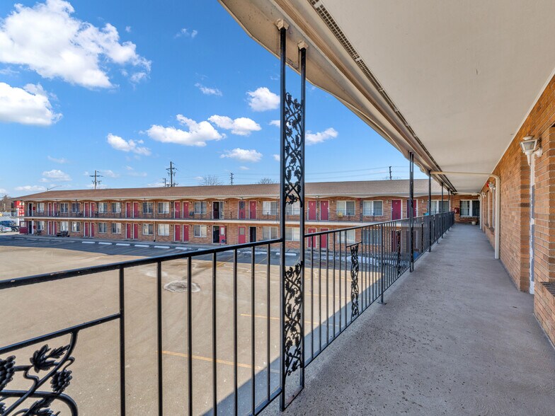 More Photos Of 2889 Howard Av, Windsor Hotel For Sale