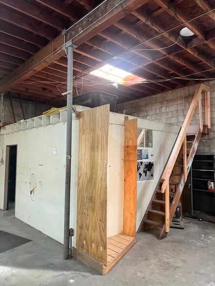 More Photos Of 702 W Anaheim St, Wilmington General Retail For Sale