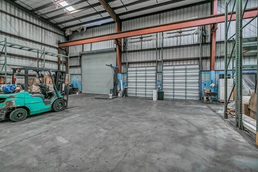 More Photos Of 10551 47th St N, Clearwater Warehouse For Lease