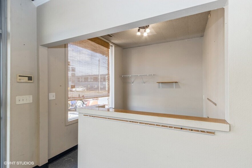 More Photos Of 1207 Highland Ct, Iowa City Showroom For Lease