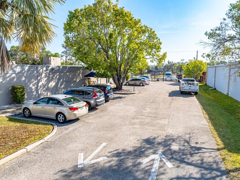 More Photos Of 2192-2198 Princeton St, Sarasota Manufacturing For Sale