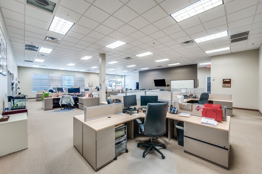 More Photos Of 6652 Pinecrest Dr, Plano Office For Lease