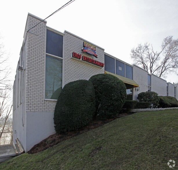 More Photos Of 550 County Ave, Secaucus Showroom For Lease