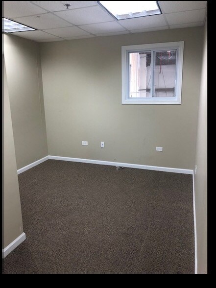 More Photos Of 189 Poplar Pl, North Aurora Warehouse For Lease