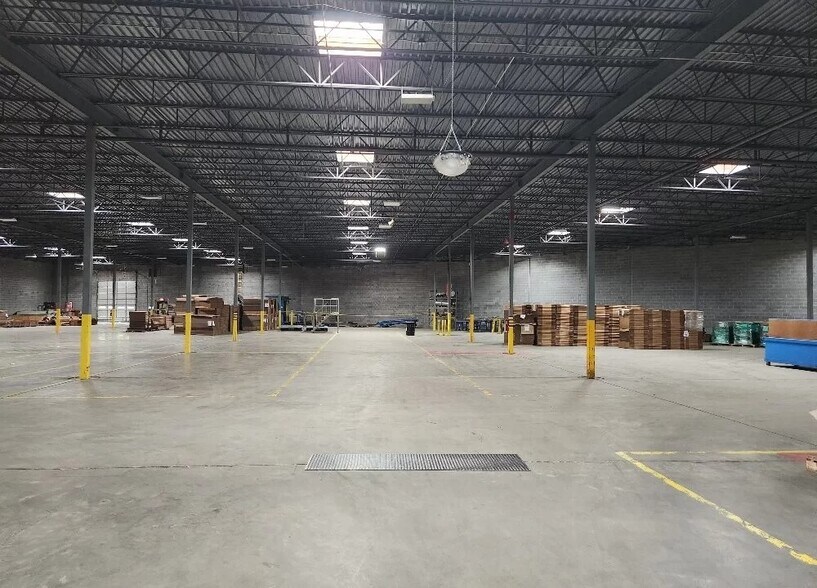 More Photos Of 10901 Carpet St, Charlotte Warehouse For Lease