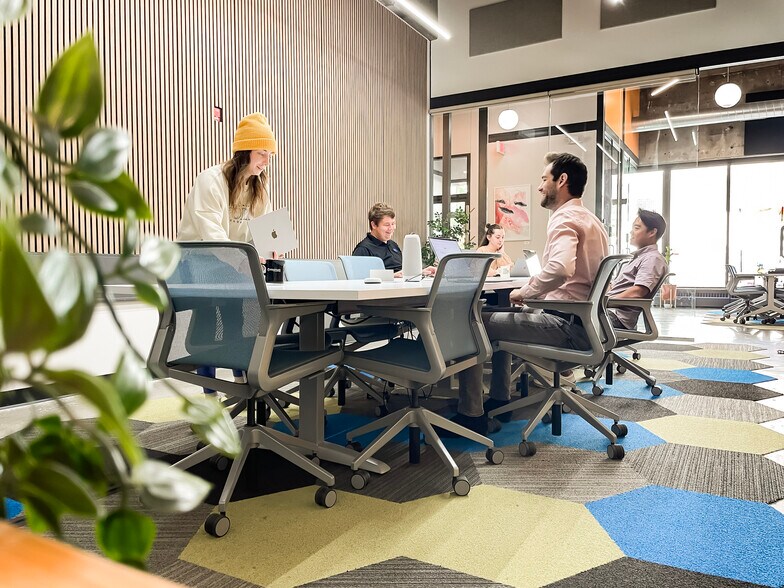 More Photos Of 500 Locust St, Des Moines Parking Garage For Lease