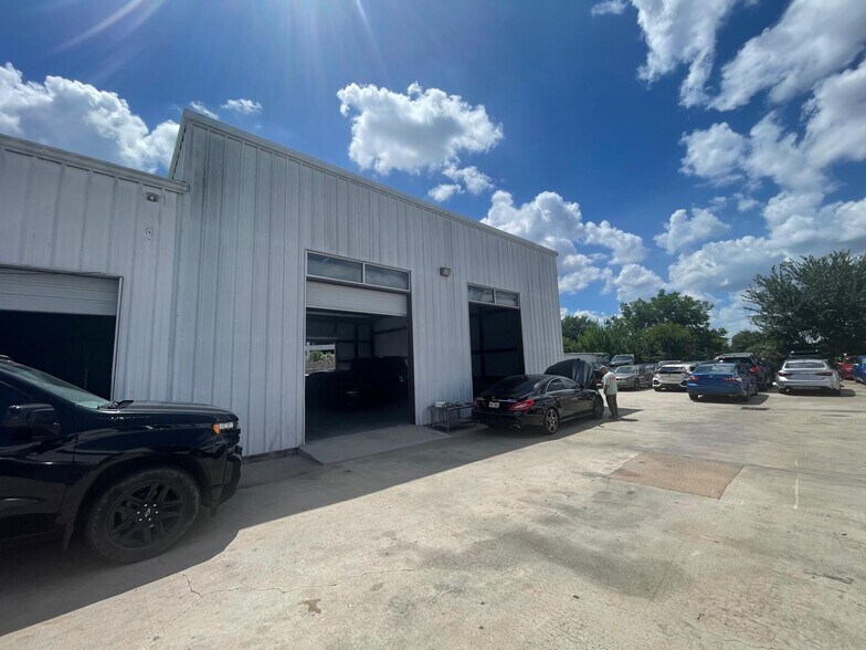 More Photos Of 7300 Southwest Fwy, Houston Freestanding For Lease