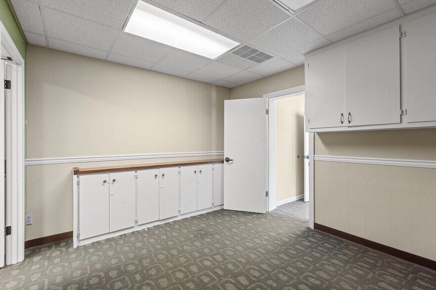 More Photos Of 1401 Applewood Dr, Dalton Medical For Lease