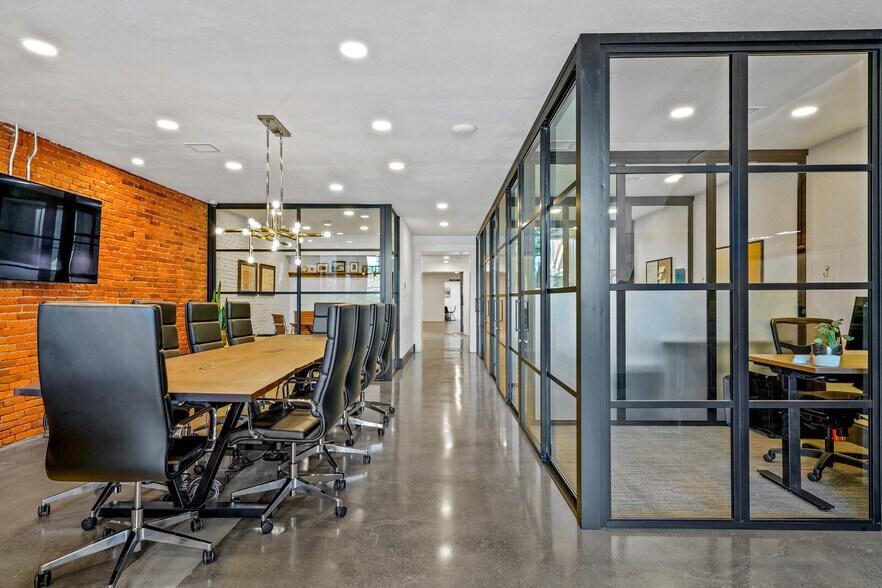 More Photos Of 144 S Main St, Independence Storefront Retail Office For Sale