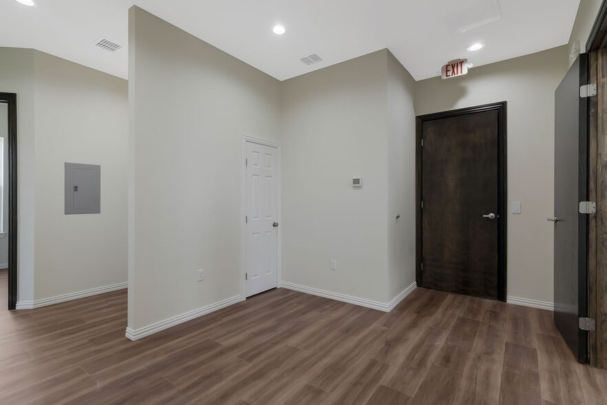 More Photos Of 950 N Main St, Keller Medical For Lease