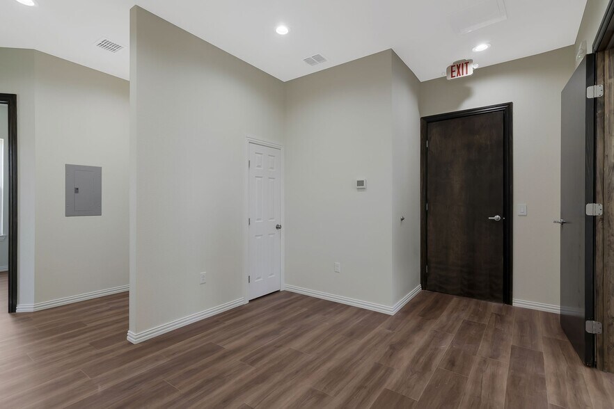 More Photos Of 950 N Main St, Keller Medical For Lease