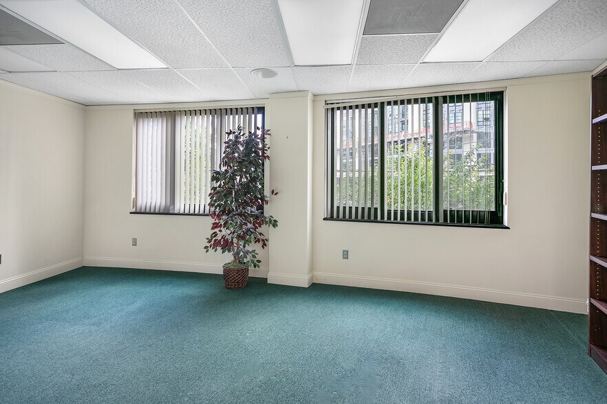 More Photos Of 7960-7990 Old Georgetown Rd, Bethesda Medical For Lease