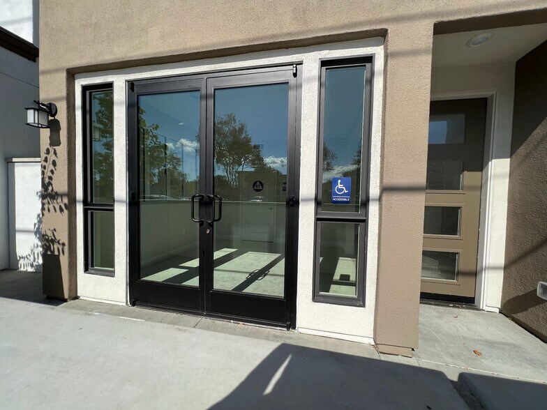 More Photos Of 3005 Cochran St, Simi Valley Specialty For Lease