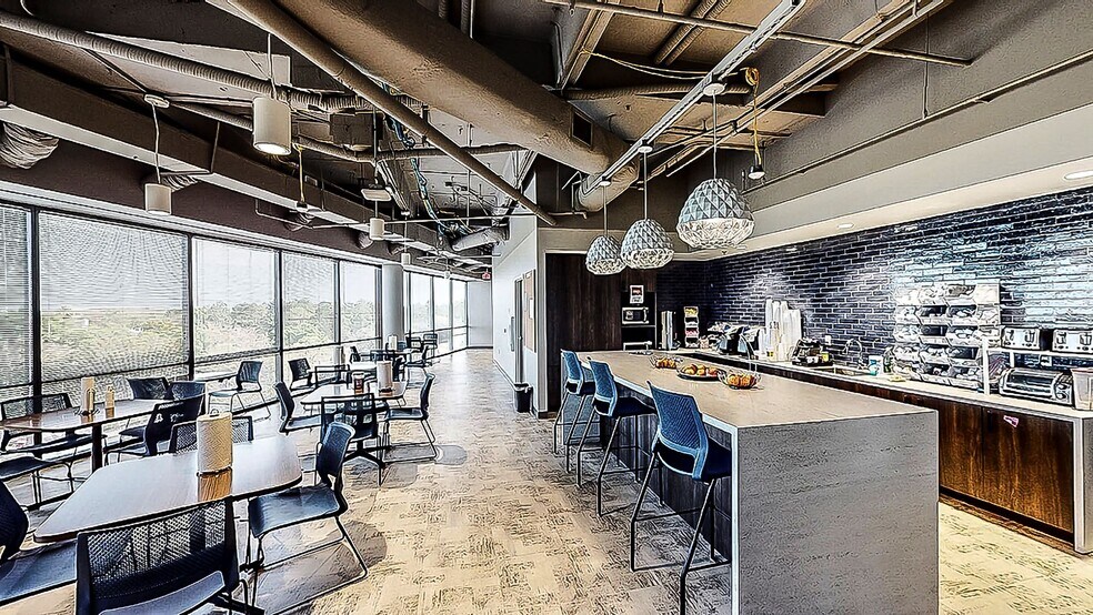 More Photos Of 5950 Hazeltine National Dr, Orlando Office For Lease