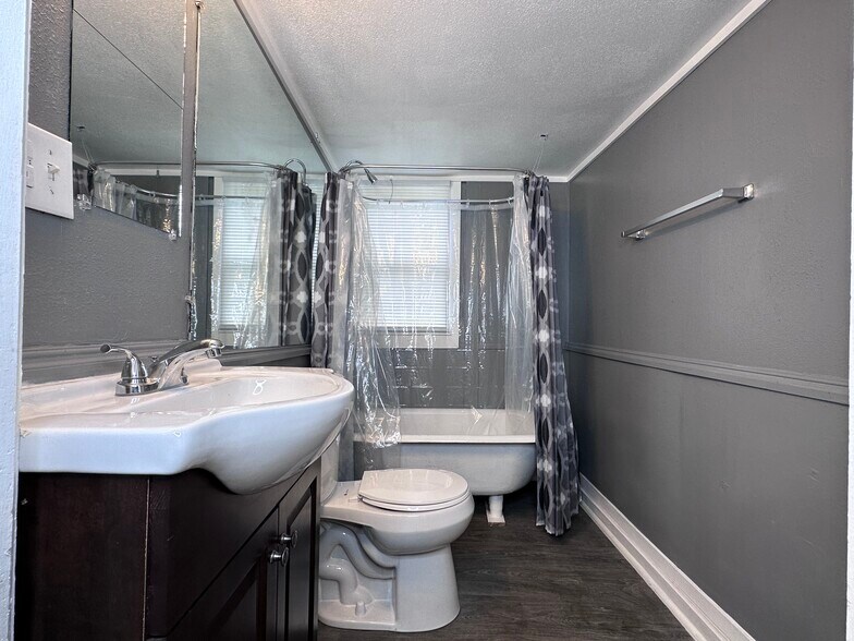 More Photos Of 1106 Esplanade St, Marshall Apartments For Sale