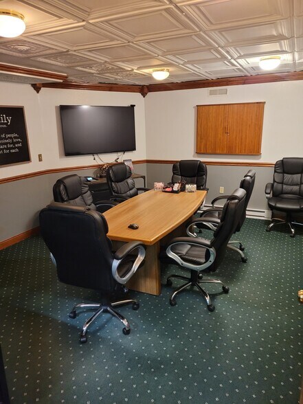 More Photos Of 505 N 3rd St, Red Oak Office For Sale