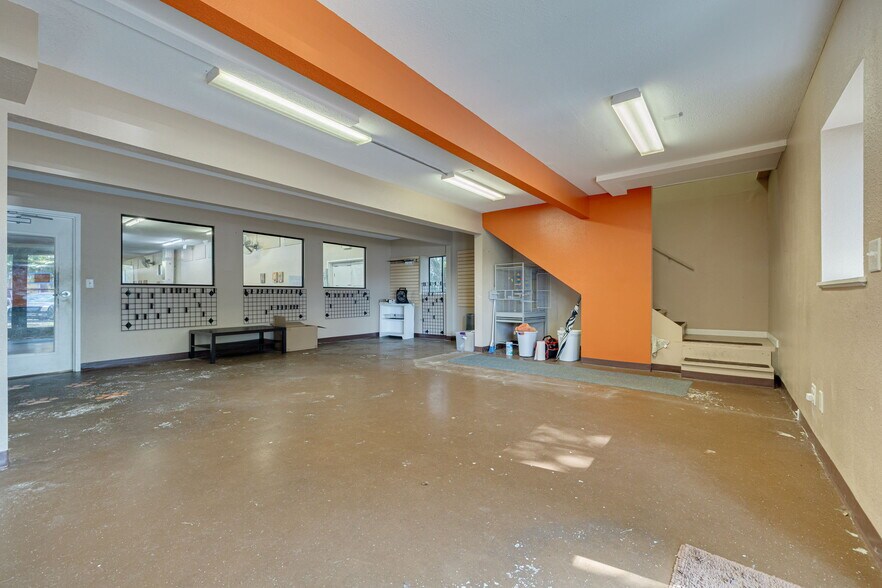 More Photos Of 110 Pine Ave, Oldsmar General Retail For Sale