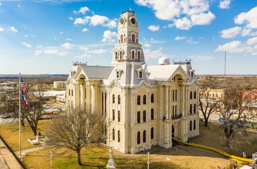 More Photos Of 75 N Waco St, Hillsboro General Retail For Lease