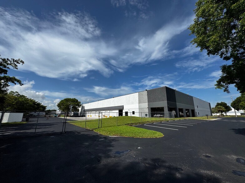 More Photos Of 5360 NW 35th Ave, Fort Lauderdale Warehouse For Lease