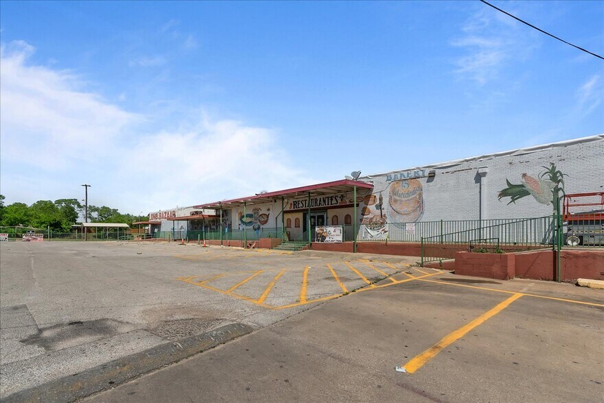 More Photos Of 318 E Long Ave, Fort Worth General Retail For Sale