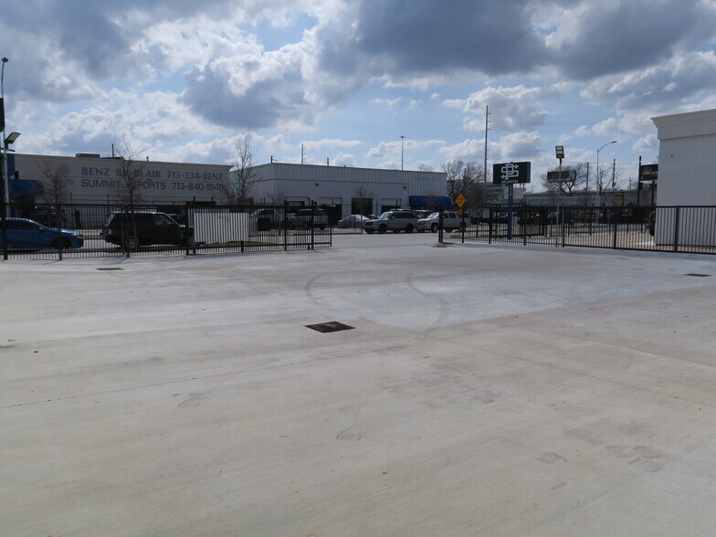 More Photos Of 5638 Star Ln, Houston Auto Dealership For Lease