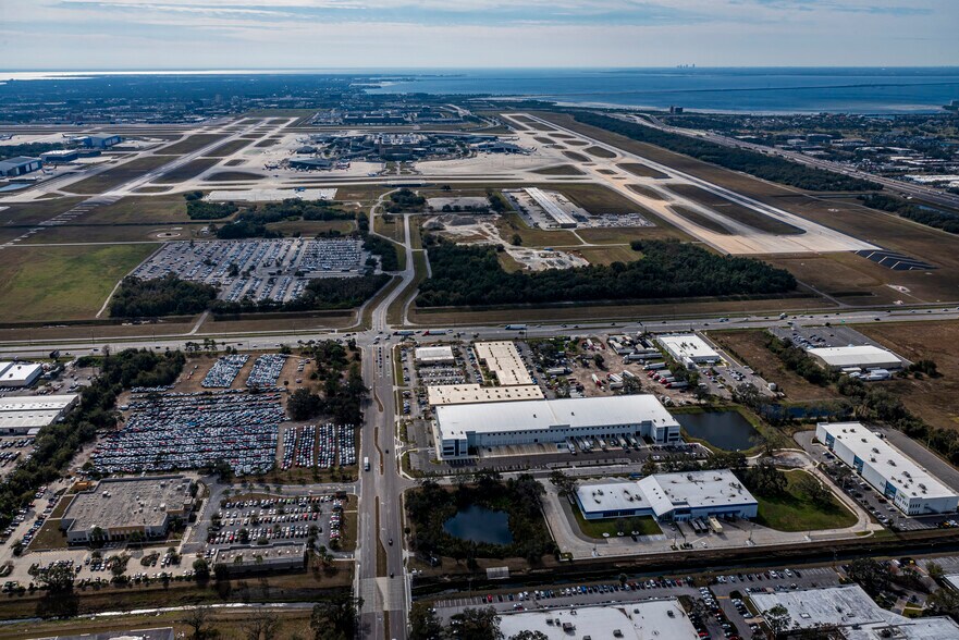 More Photos Of 5402-5424 Hangar Ct, Tampa Distribution For Lease