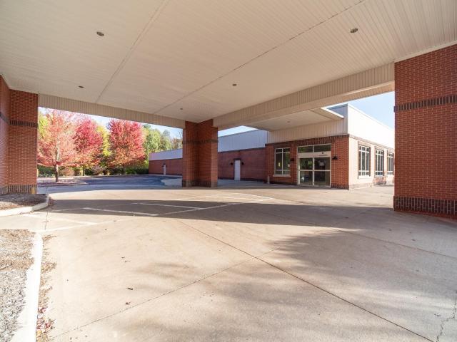 Primary Photo Of 10 Timberview Ln, Russell Medical For Sale