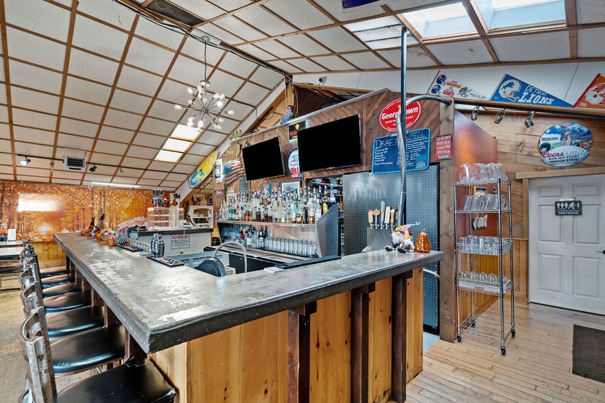 More Photos Of 6425 Pacific Ave, Cloverdale General Retail For Sale