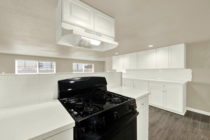 More Photos Of 124 S Porter Rd, Dixon Service For Sale