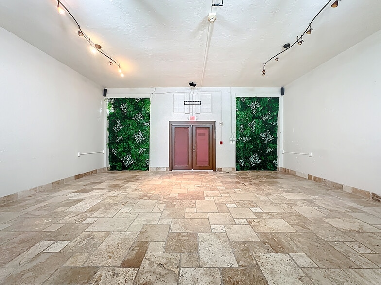 More Photos Of 1001 Manatee Ave, Bradenton Storefront Retail Office For Sale