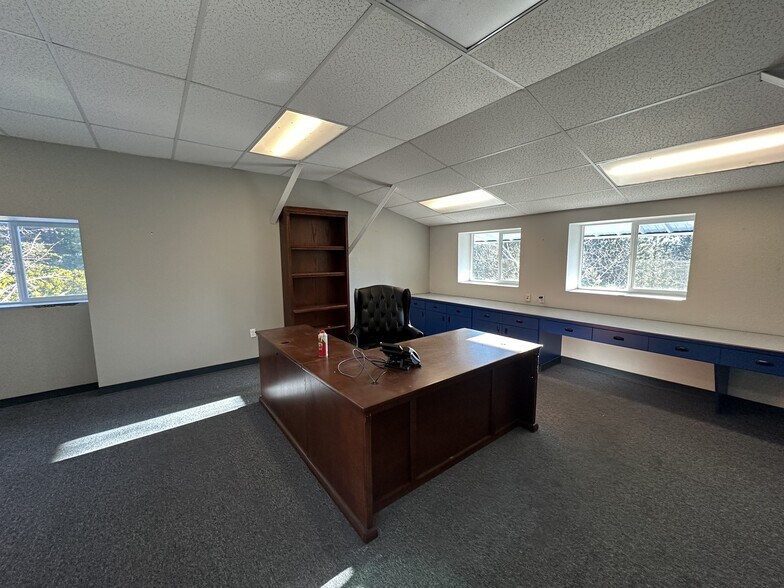 More Photos Of 4015 S Old Stage Rd, Mount Shasta Distribution For Lease